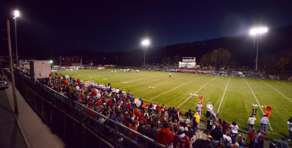 ZaneDudek33's tweet image. Can’t believe tonight’s the last game ever on this field. Not in ideal shape 😂 but our true home field advantage. Send it out right boys 🏈👍🏾