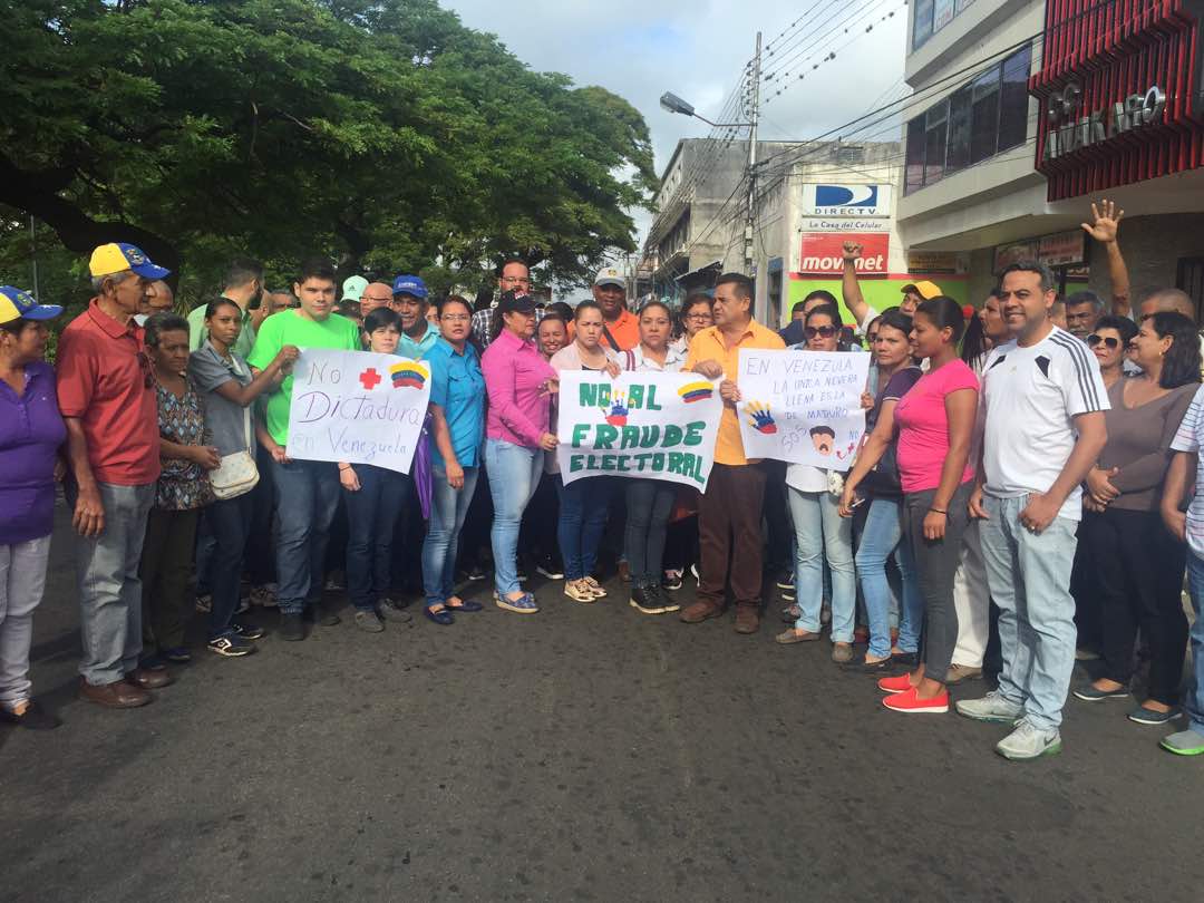 Bolivar_Copei's tweet photo. Alcalde de Upata @AlcaldPiarGollo junto a su equipo político rechazó y desconoce al CNE en apoyo a @AndresVelasqz #NoAlFraudeElectoral https://t.co/tNiBT9P6qG