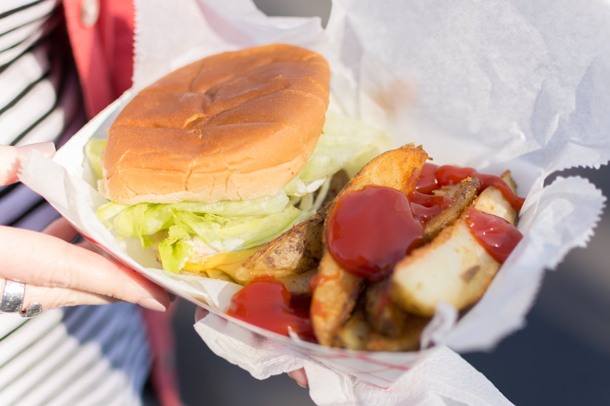 hubert_co's tweet photo. Thx to @Ulookhungry for the #foodtruck experience this week! #HappyAtHubert https://t.co/oCQalqM0nQ