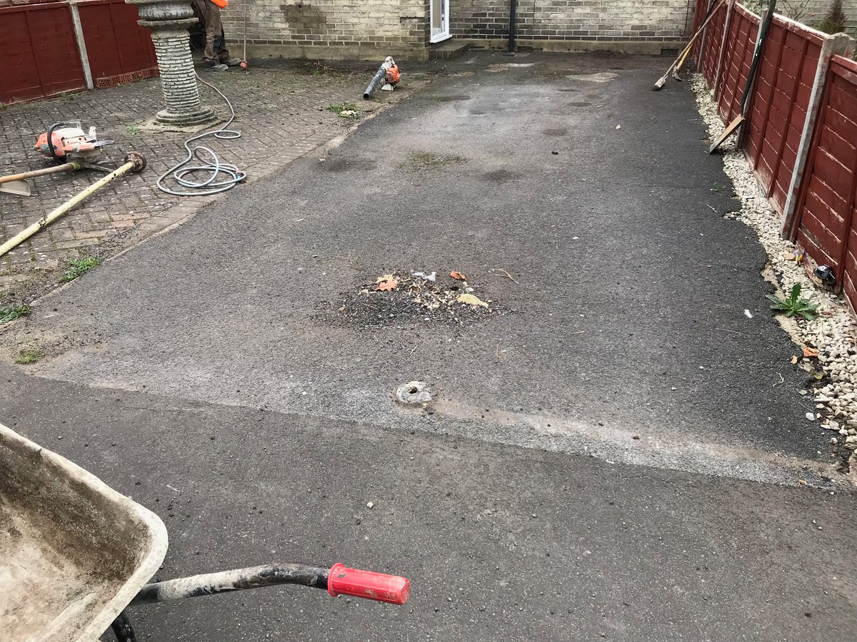 SSurfacing's tweet image. Old driveway before resurfacing.