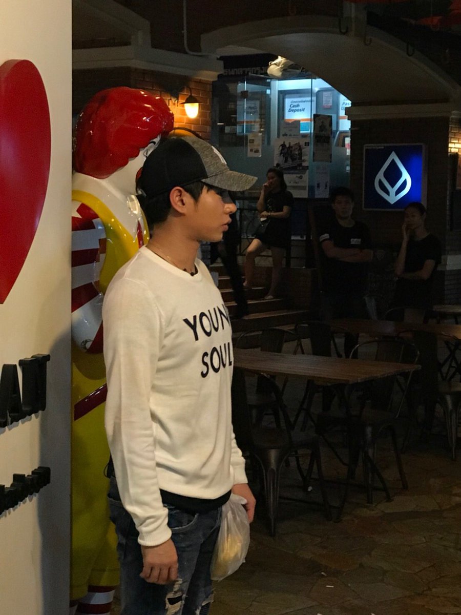 kawinn02's tweet photo. เด็กฉามขวบคนนี้เตรียมพร้อมนะคร๊อบ เผื่อหิว ต้องตุนเสบียงไว้ ด้วยการ..ผูกไว้กับกางเกง เฮียย..โอ้ยยยยย555 #เป๊กผลิตโชค https://t.co/QKYz5nc84t
