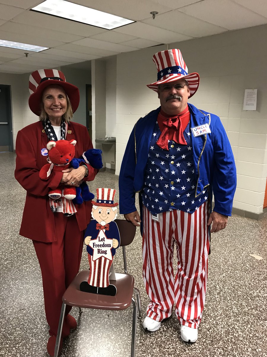 IcePrinzess0728's tweet photo. Churchland High School student mock elections are really heating up! Show that PPS civic pride and vote. https://t.co/YYpqbqIT51