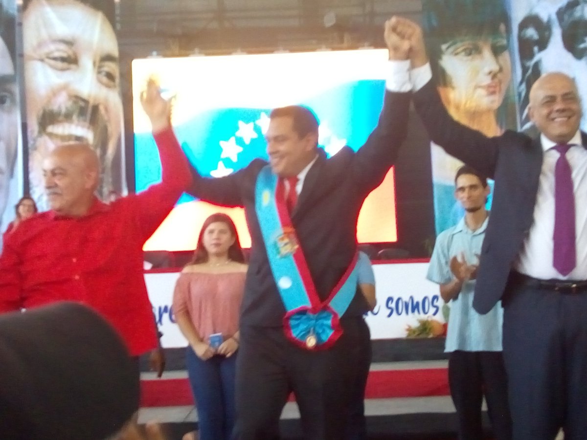 omi_miranda's tweet photo. Proclamado ante su pueblo el gobernador de Falcón Víctor Clark. Amor con amor se paga https://t.co/4bfYaL1njH