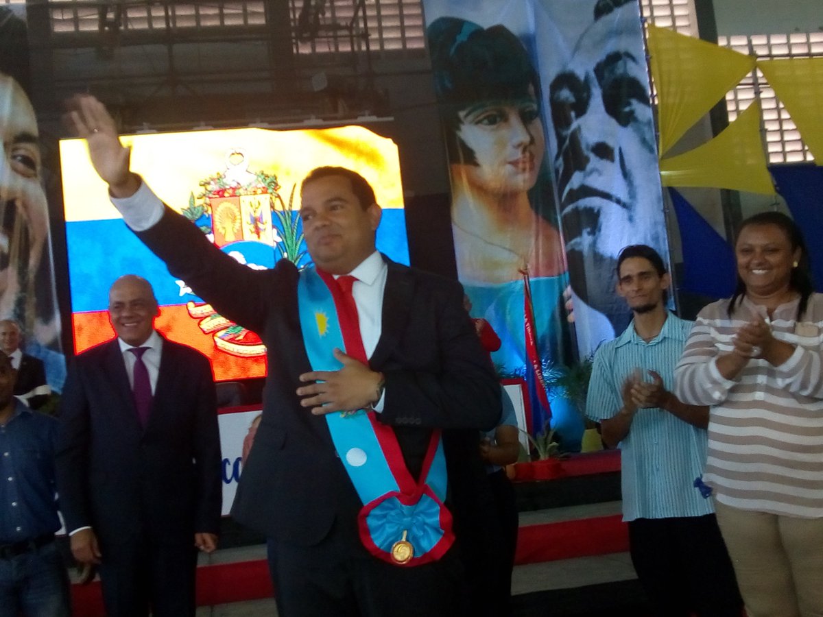 omi_miranda's tweet photo. Proclamado ante su pueblo el gobernador de Falcón Víctor Clark. Amor con amor se paga https://t.co/4bfYaL1njH