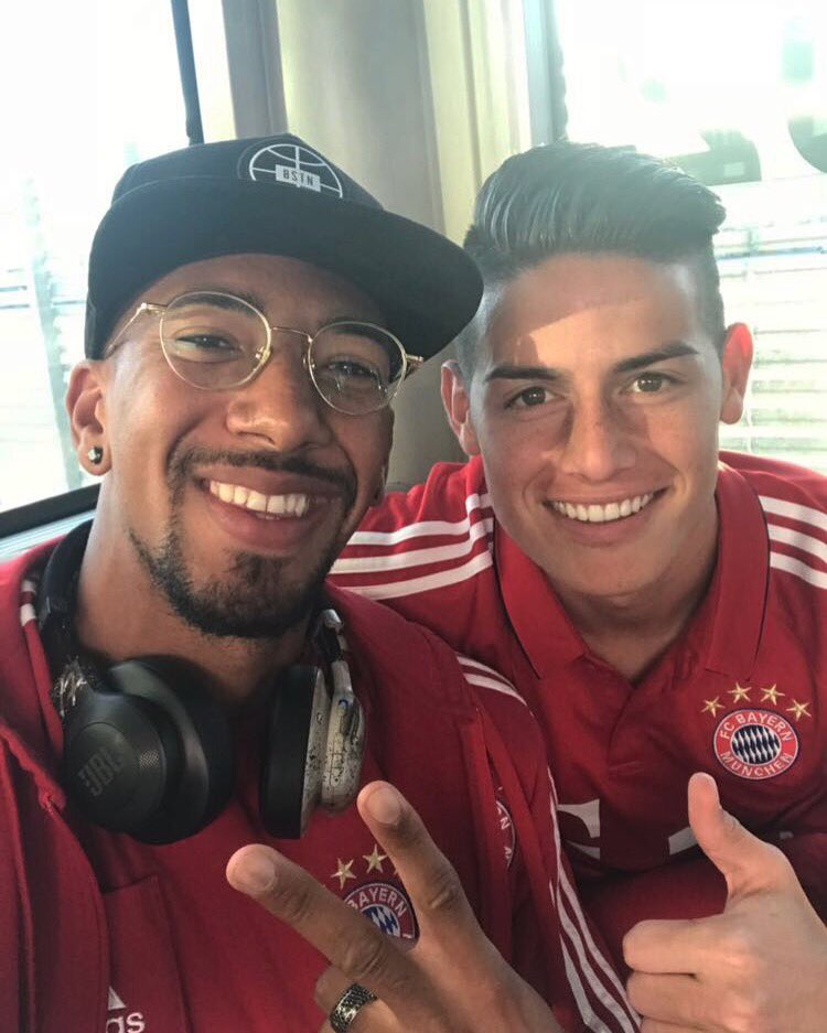 JeromeBoateng's tweet photo. Vamosss 😜✌🏽🇨🇴 Hamburg, here we are! @jamesdrodriguez #HSVFCB  #MiaSanMia @fcbayern https://t.co/W6qa3vBWLq
