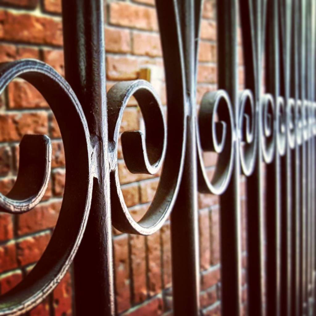 aaronjreid's tweet photo. Brought to you by the lowercase E. #myottawa #ac50 #algonquincollege #lowercaseE #gates #bendymetal https://t.co/W8EAobwlmG
