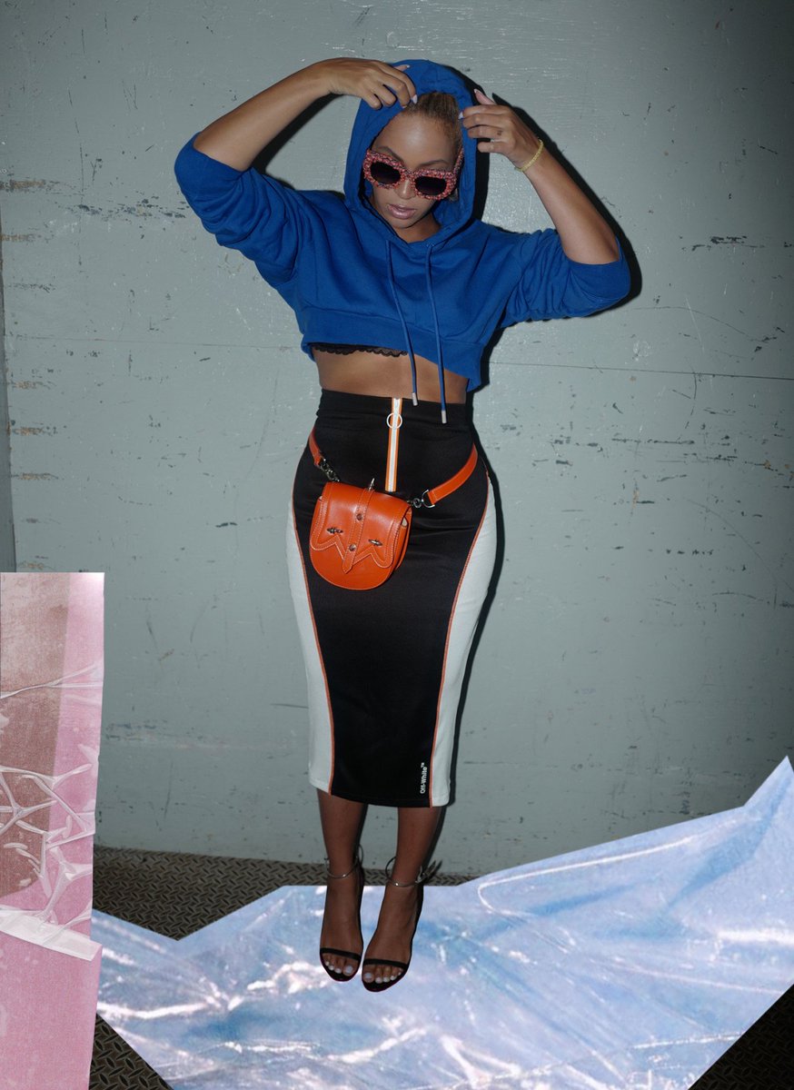BeyLegion's tweet photo. Beyoncé 💙🧡 https://t.co/zEX5SkqwZv