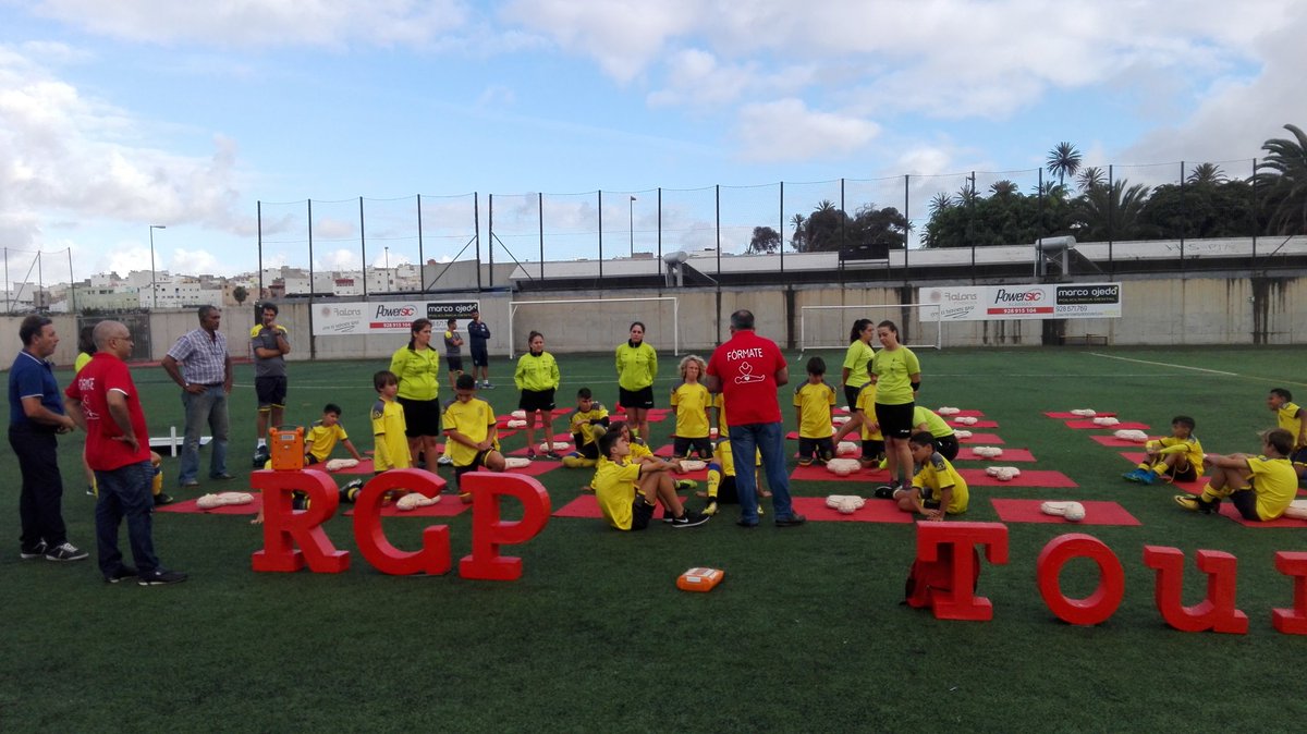 MatiasKerakoll's tweet photo. GRACIAS JUAN CARLOS VALERON #UDLasPalmas en el CAMPO DE FÚTBOL JUAN GUEDES DR@jaraglezjose ENSEÑANDO #RCP PARA SALVAR VIDAS #desfibrilador https://t.co/QcZ63Ql2cn