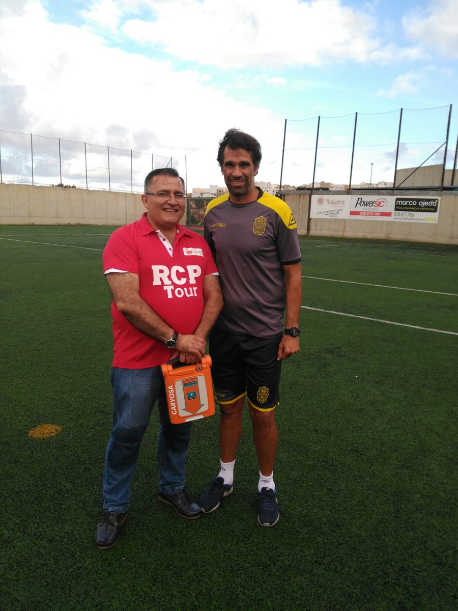 MatiasKerakoll's tweet photo. GRACIAS JUAN CARLOS VALERON #UDLasPalmas en el CAMPO DE FÚTBOL JUAN GUEDES DR@jaraglezjose ENSEÑANDO #RCP PARA SALVAR VIDAS #desfibrilador https://t.co/QcZ63Ql2cn