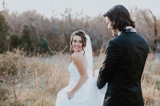 casadebodas's tweet photo. El juego de las sonrisas y el #VestidoDeNovia; no es casualidad,la novia segura de su look muestra una complicidad con el vestido https://t.co/C9CjsclFfd