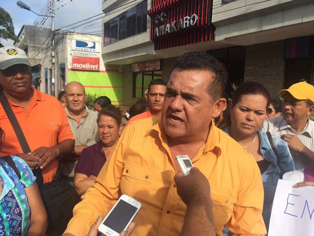 AlcaldiaPiar's tweet photo. Alcalde del Municipio Piar @AlcaldPiarGollo en respaldo a @AndresVelasqz rechaza, desconoce al CNE Fraudulento seguiremos en la calle https://t.co/yFUenECvDO