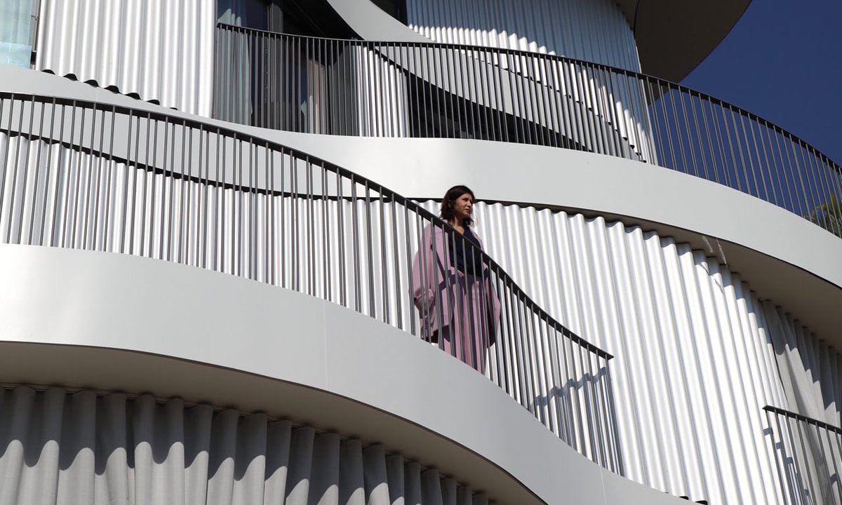 Two apartment blocks in France by @farshidmoussavi show how affordable housing can be inspirational. By @RowanMoore theguardian.com/artanddesign/2…