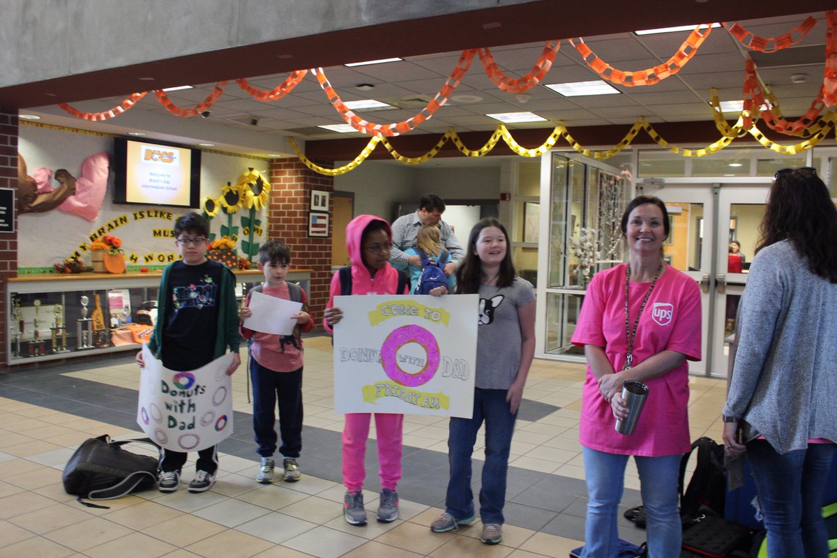 laroe8's tweet photo. BGIS #DonutswithDads @BrocksGapBucs  #voyagers6luvrdads #largestcrowdever https://t.co/Xk1xXhQcLG