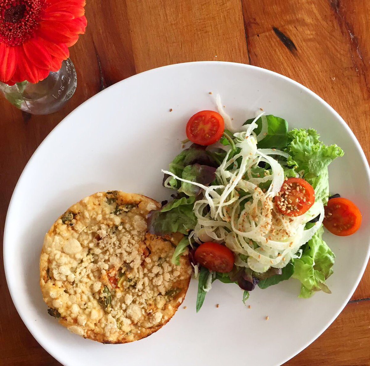 Tartaleta de espárragos con tomates asados, ricotta y streussel salado🍴