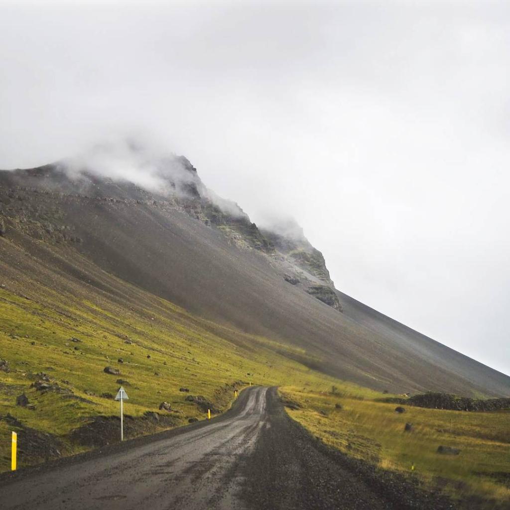 waze's tweet photo. You never know what you’ll find on a #WazeRoadTrip, like on this the eerily #BeautifulDrive on the road to Reykjavik.

IG📸: qwasia https://t.co/GAOc0fqBNM