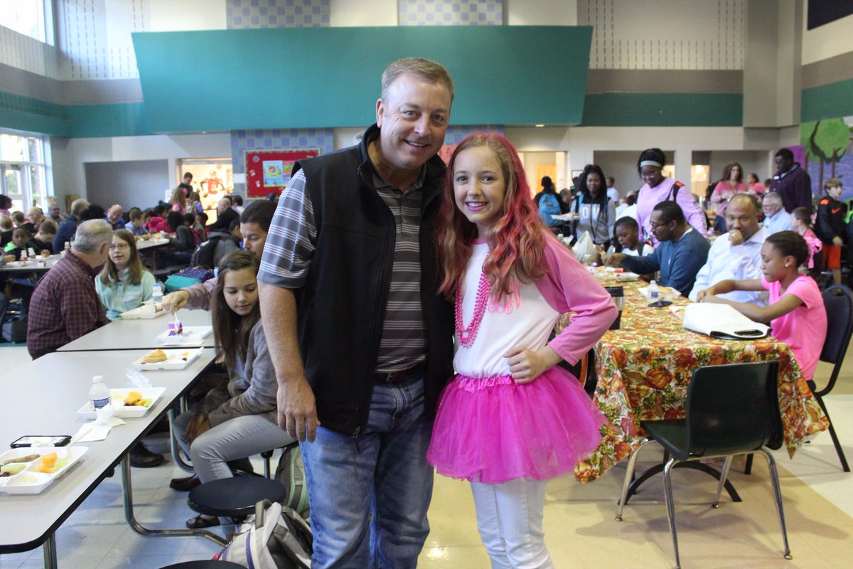 laroe8's tweet photo. BGIS #DonutswithDads @BrocksGapBucs  #voyagers6luvrdads #largestcrowdever https://t.co/Xk1xXhQcLG