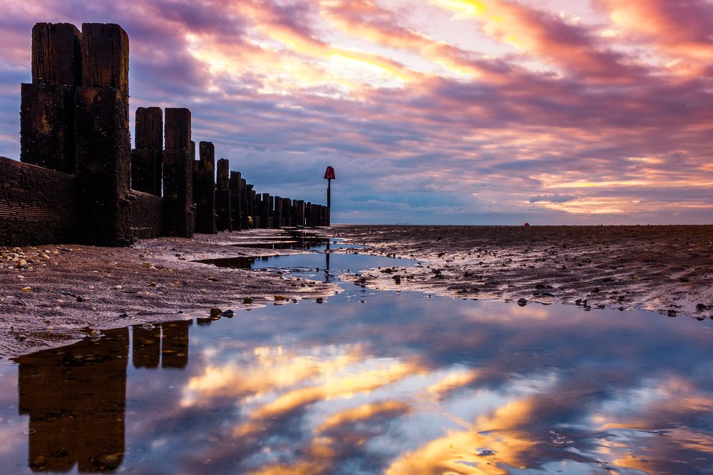 weathershowbbc's tweet photo. LOVELY skies above Lincolnshire - @hudsonweather meets #RachelRodgers @LincsSkies plus Misters February and March who took the pictures https://t.co/5W04a1FDJ2