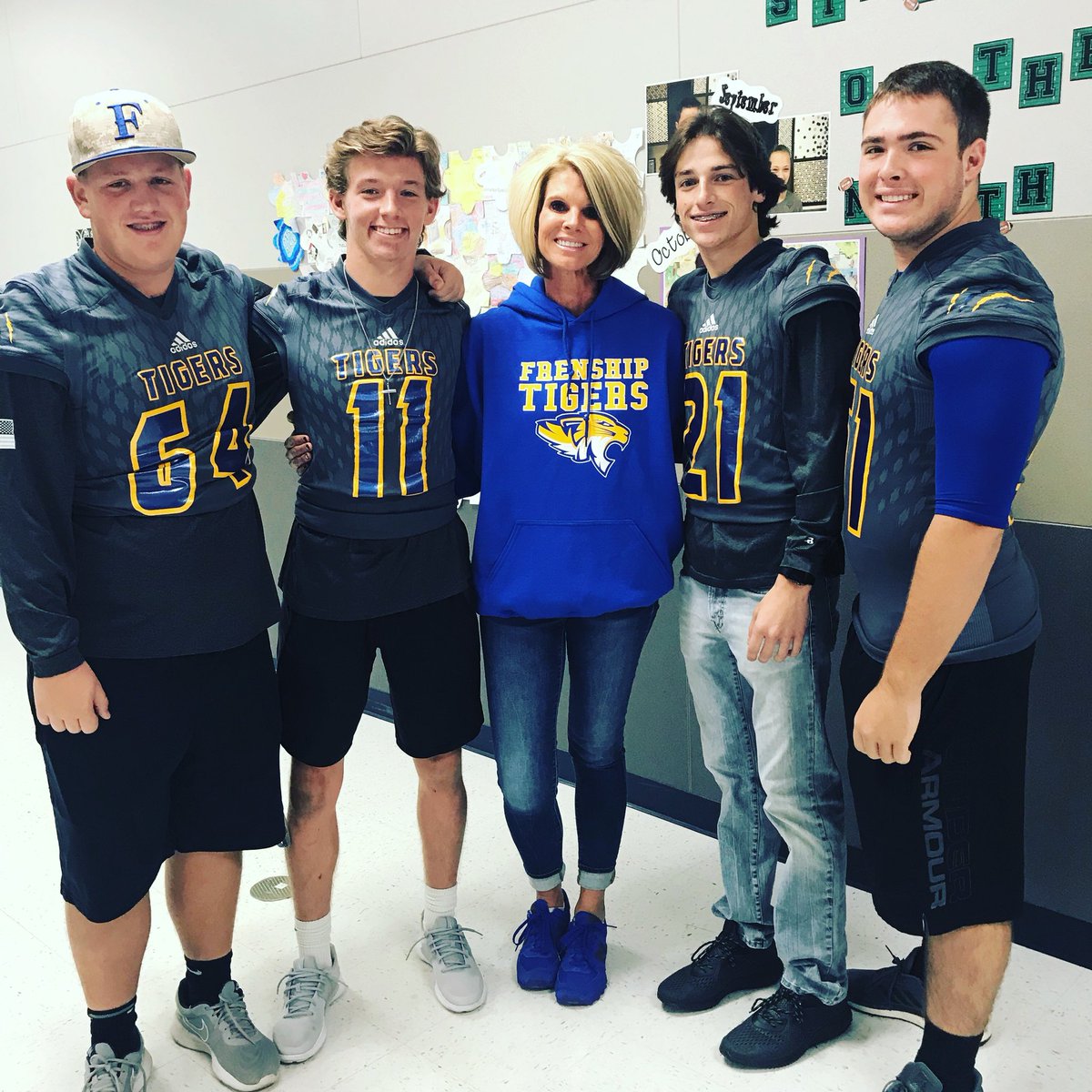 FanelliShelly's tweet photo. Love that our Tigers came out this morning to greet our students at UH
#frenshipnation #lovethem 💙🐯👍🏻 https://t.co/zjZO5ZO91h
