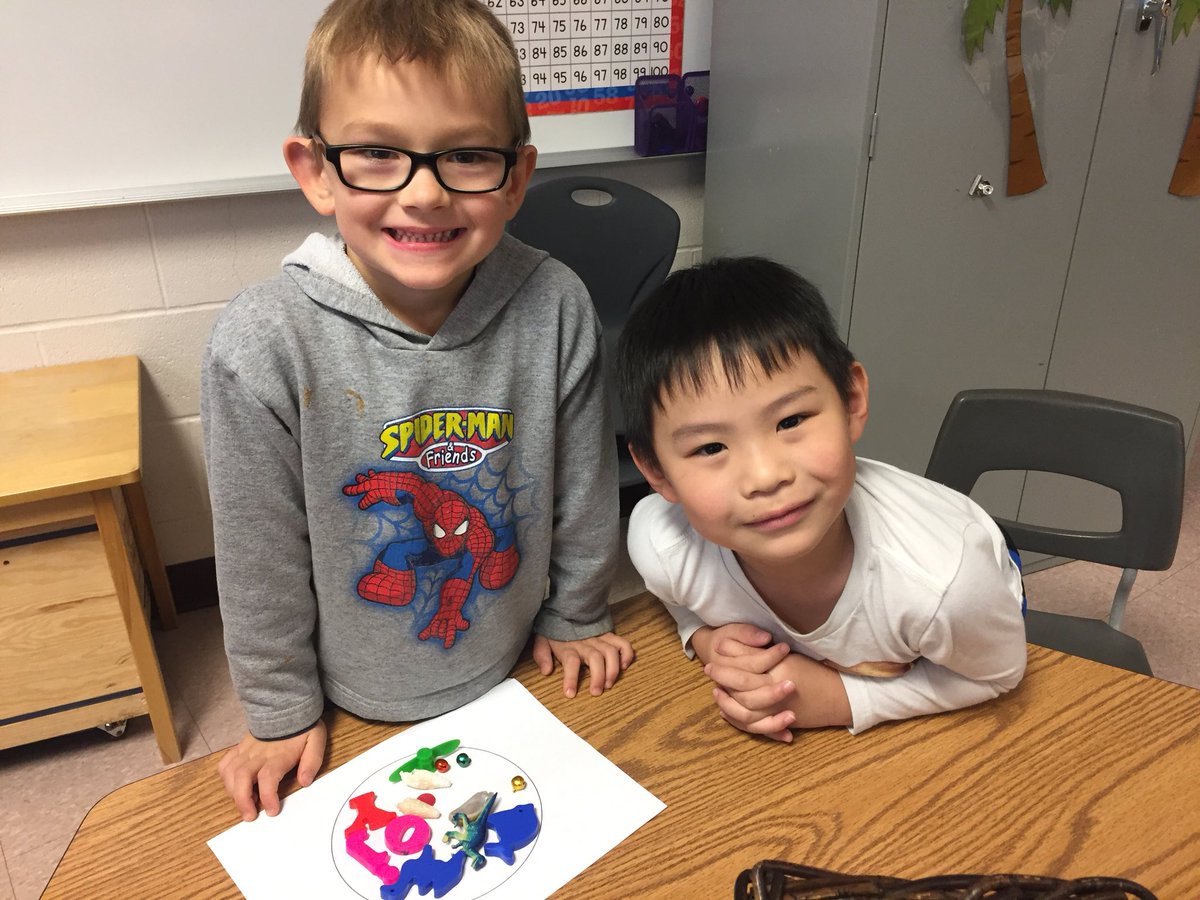kinders_pwe's tweet photo. Sorting out objects by attributes!! #pmkinder #aisforattributes #attributesdescribethings https://t.co/g8YS4q4vmZ