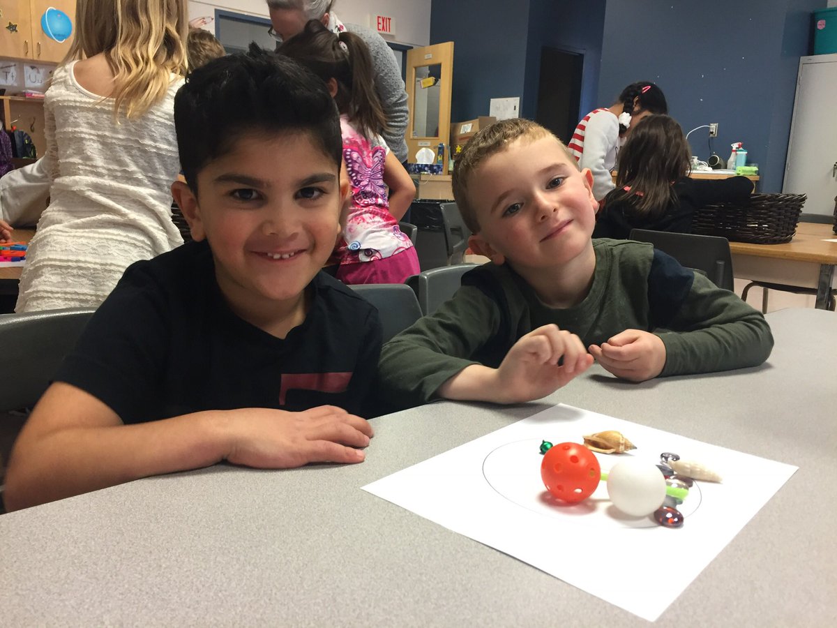 kinders_pwe's tweet photo. Sorting out objects by attributes!! #pmkinder #aisforattributes #attributesdescribethings https://t.co/g8YS4q4vmZ