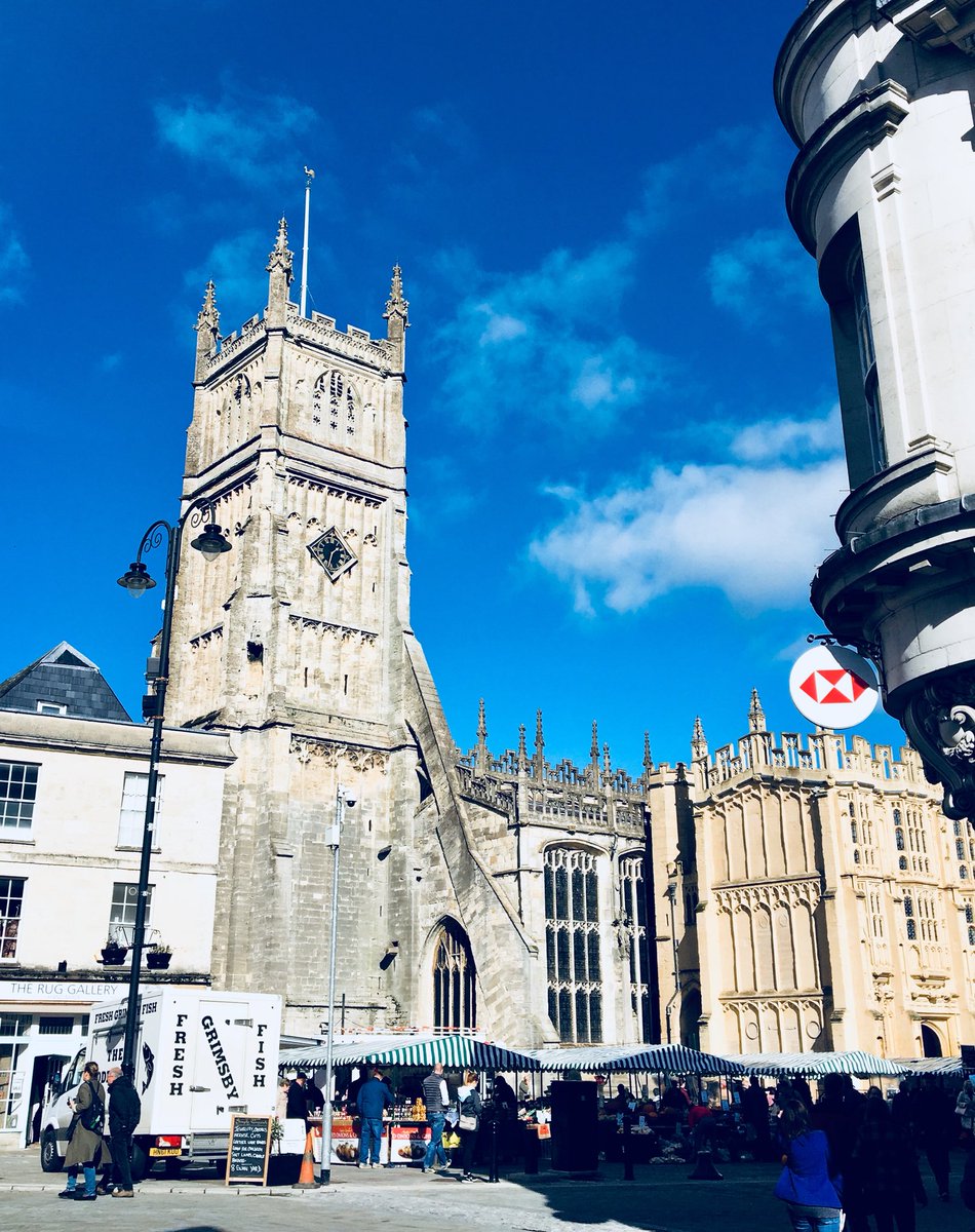 elysiaridley's tweet photo. #Cirencester was looking rather fabulous in the autumn sunshine today 😊👌🌞 #Autumn #sunshine #happyfriday https://t.co/Ri9l1XUpz4