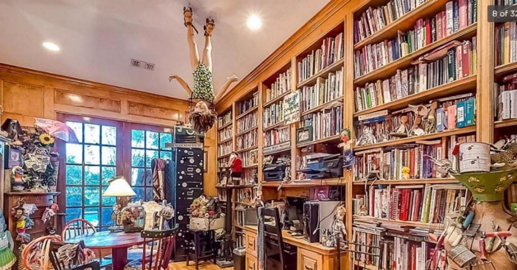 McCoyRealtyCT's tweet photo. Hilarious listing photos show what not to do when putting your house on the market #properstaging https://t.co/ohbJXGuwYV https://t.co/KrMIziWMQI