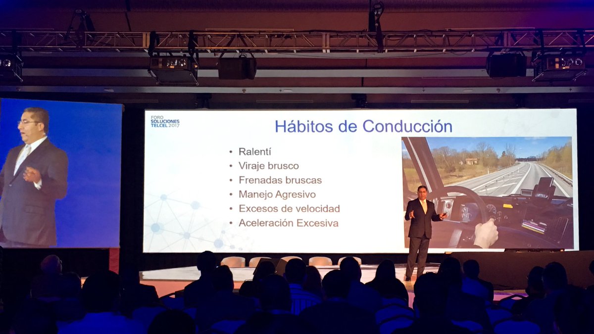 juancarlospw's tweet photo. Julio César López de Gestión Vehicular Telcel #gvt platicando de la productividad de flotillas durante Connected Cars de #FSTelcel https://t.co/Wg8muJkBbm