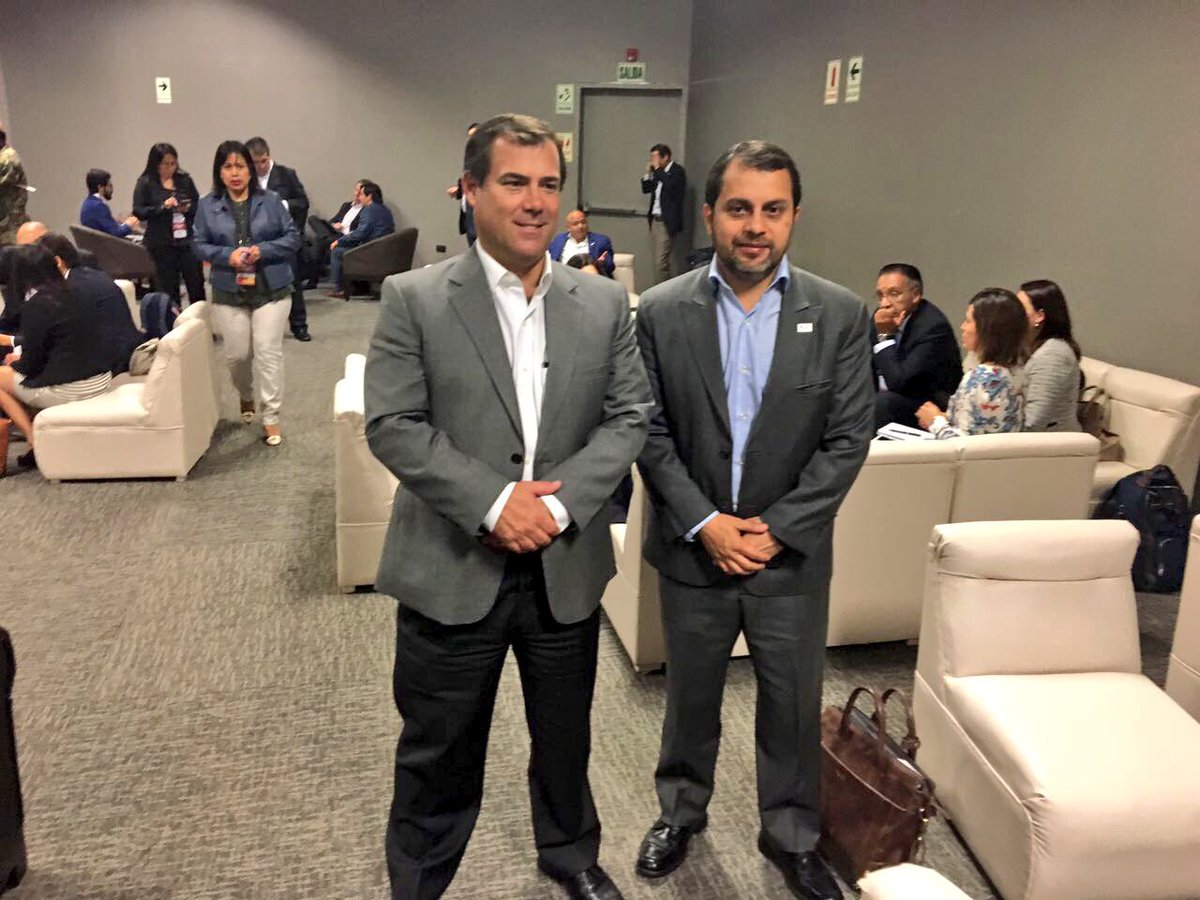 PaulGranda's tweet photo. Fructífera reunión de trabajo con el ministro de Transporte de Perú @bgiuffra donde tratamos temas de conectividad
#BinacionalPerúEcuador https://t.co/wwIlE2tRIn