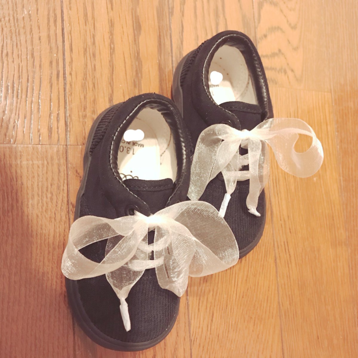 まーご 次女用にシンプルな黒の切り替えスニーカーを買って オーガンジーリボンを靴紐がわりにしたら可愛くなった 靴紐の先端はマスキングテープでクルクルしただけなんですがかなりちょうどいい Beforeの写真を撮るのを忘れたので公式からお借りして来た まーご 次女用にシンプルな黒の切り替えスニーカーを買って オーガンジーリボンを靴紐がわりにしたら可愛くなった 靴紐の先端はマスキングテープでクルクルしただけなんですがかなりちょうどいい Beforeの写真を撮るのを忘れたので公式からお借りして来た