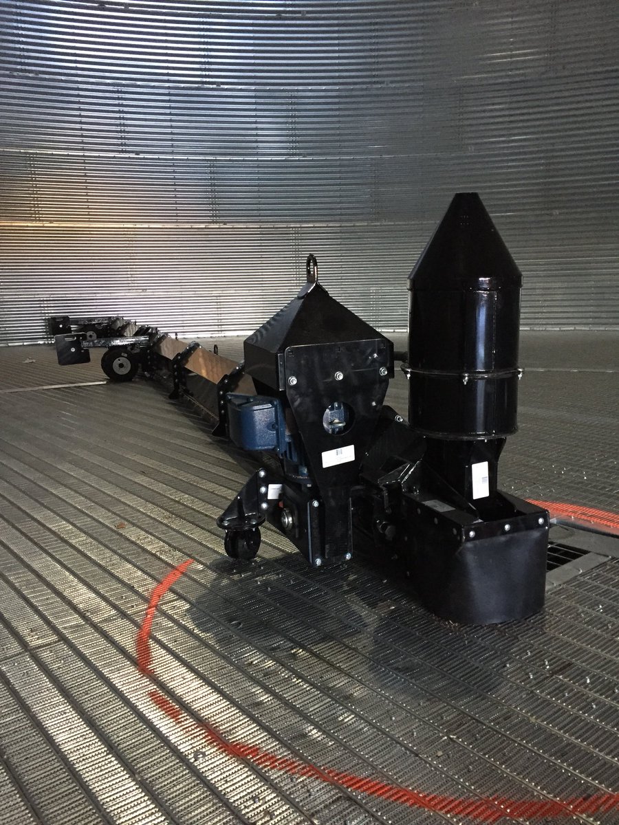 ChetEdinger's tweet image. Got the #Daay #paddlesweep in &amp;amp; ready on our new bin. This will make emptying the bin a breeze &amp;amp; much safer. #zeroentry #farmsafety