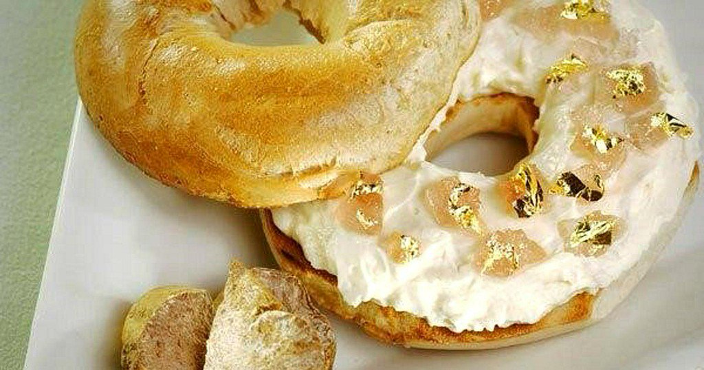 FOX2now's tweet photo. Times Square hotel selling bagel for $1,000 https://t.co/4jLGtnQt5Q https://t.co/YVno9cP2Ct