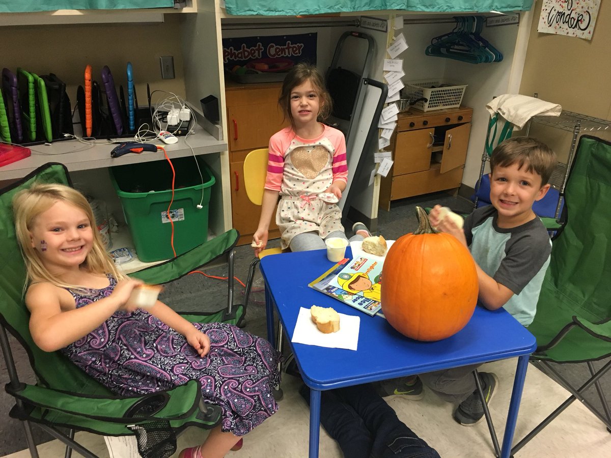 FlipposClass's tweet photo. Learning all about farm animals today and sampling the butter we made! #bluffparkpanthers @ShippsClass https://t.co/whoaeol14t