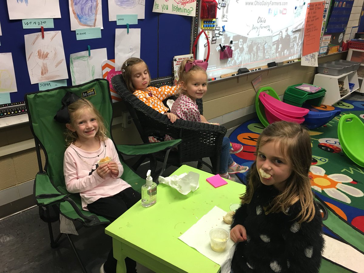 FlipposClass's tweet photo. Learning all about farm animals today and sampling the butter we made! #bluffparkpanthers @ShippsClass https://t.co/whoaeol14t