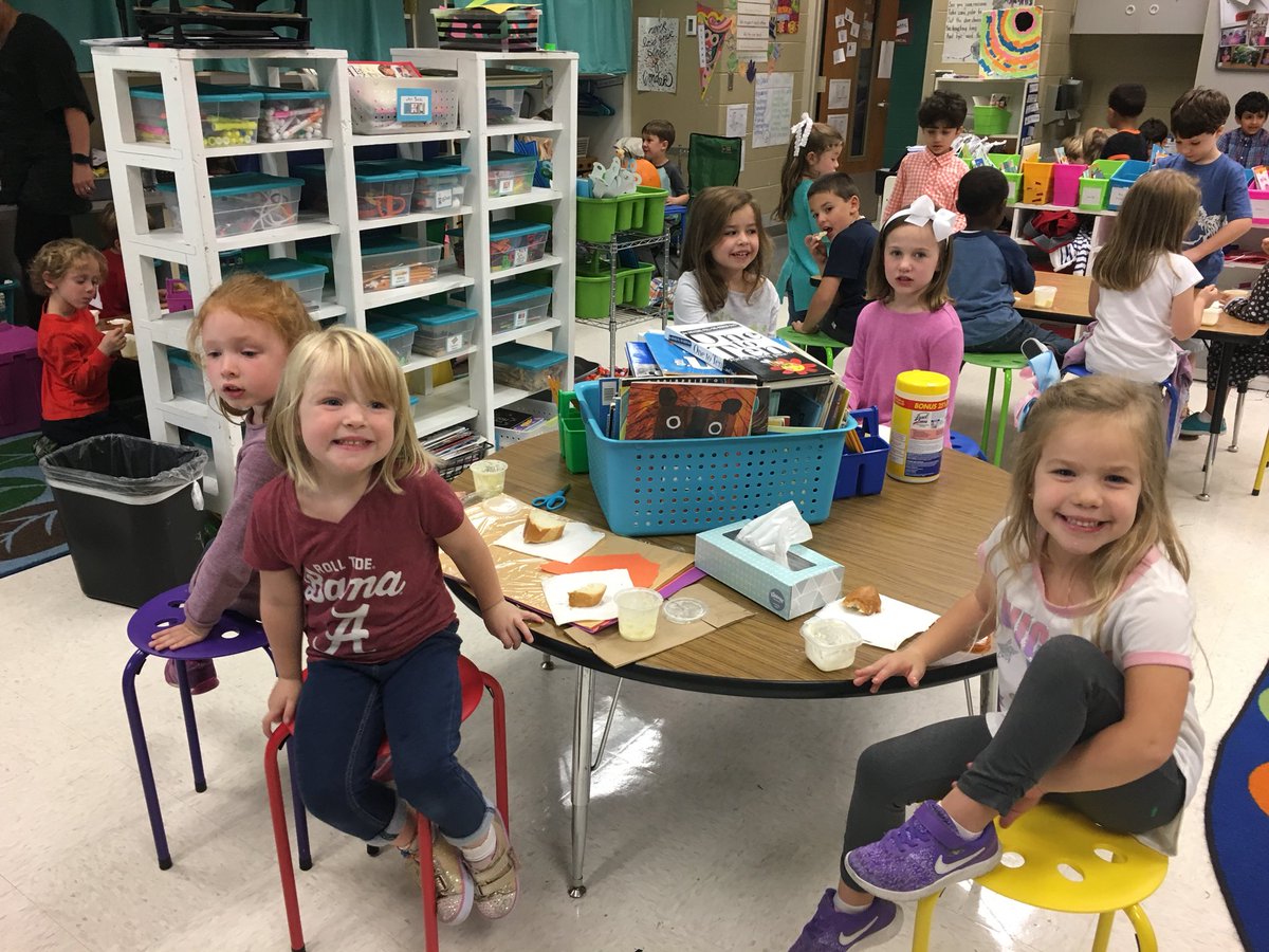 FlipposClass's tweet photo. Learning all about farm animals today and sampling the butter we made! #bluffparkpanthers @ShippsClass https://t.co/e7ei1wCQyj