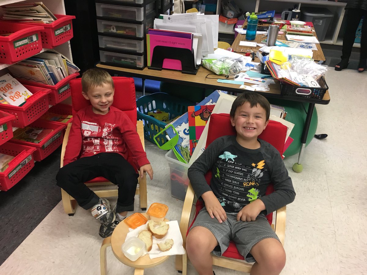 FlipposClass's tweet photo. Learning all about farm animals today and sampling the butter we made! #bluffparkpanthers @ShippsClass https://t.co/e7ei1wCQyj