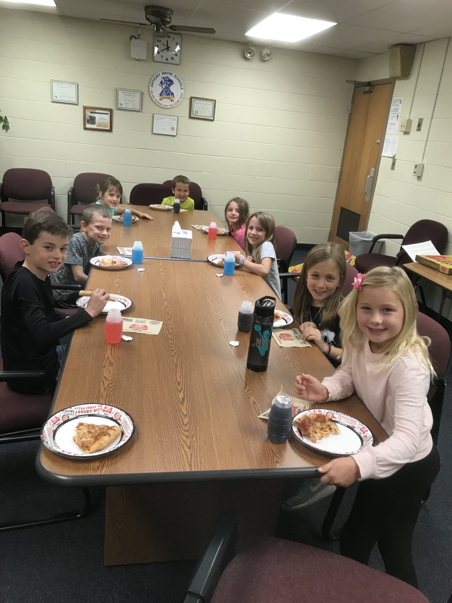awlsmo's tweet photo. Great afternoon spent with these 1st quarter lunch winners! #TopGenerals #lunchwiththeprincipal https://t.co/Ot6drkLN0O