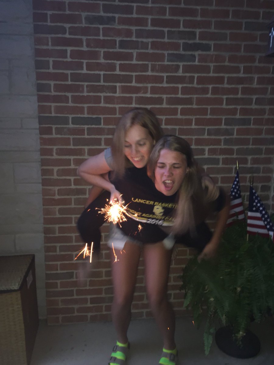 starrsumner's tweet photo. Happy Bday to my bff Samma Slamma 💓🎉 I love and miss you so much, let’s go to Cook’s soon 😉 https://t.co/Zb247wHlje