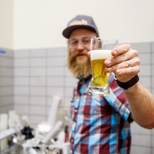 Redhook_Brewery's tweet photo. Fresh Hop Crystallation, a pilsner clocking in at 6% ABV and 22 IBU, is now on tap at #redhookbrewlab! Try it before it’s gone. 🍻 #TGIF https://t.co/5OkAhOZuNE