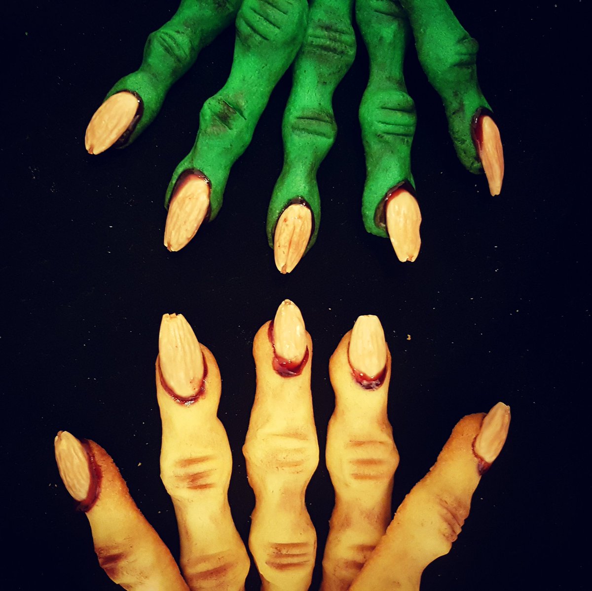 my_sweetdreams_'s tweet photo. Zombie Vs Witch... 🎃🕸🕷👻
#Halloween2017 #Halloween #cookies #bakery #Sweet #sweetdreams #HalloweenScream #witch #zombies #HalloweenIsComing https://t.co/SbN0swNX7F