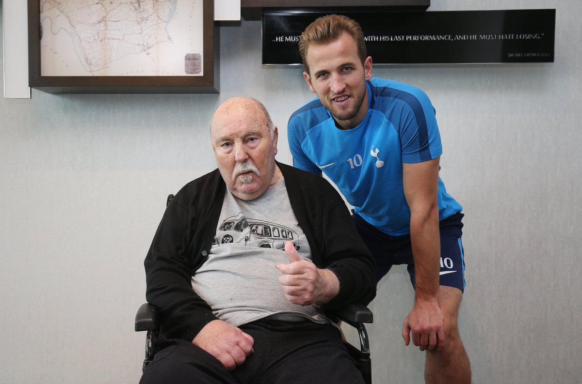 HKane's tweet photo. A real pleasure to meet @jimmy_greaves today. A proper legend who knows a thing or two about scoring goals! ⚽ #COYS https://t.co/W26XN0VmJI