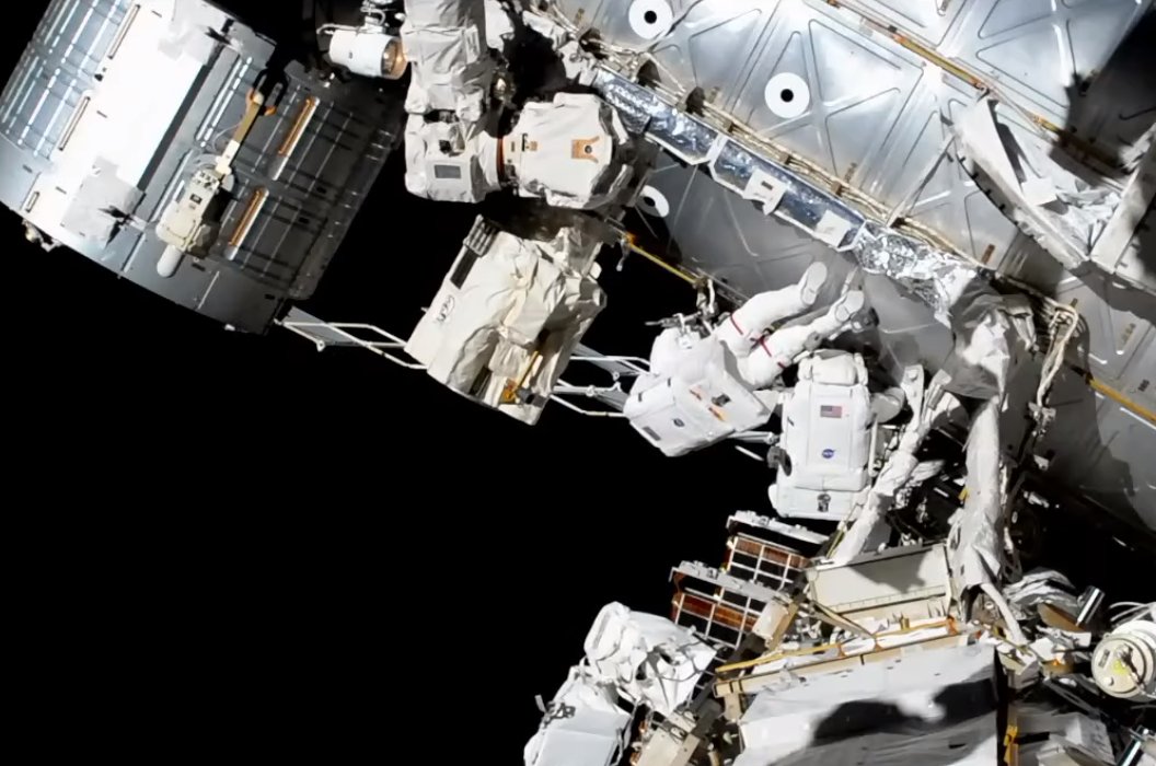 Bottlaeric's tweet photo. #ISS #EVA46 A part une petite tâche facultative, tous les objectifs ont été remplis, pour cette dernière sortie de l'année! https://t.co/6MugW4QZX8