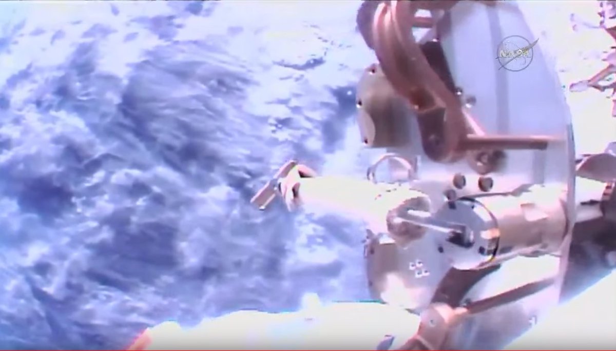 Bottlaeric's tweet photo. #ISS #EVA46 Dernier coup d'oeil sur les fameux cale-pieds, qui ont rythmé les sorties de ce mois d'octobre! https://t.co/BmX7LTwKAB