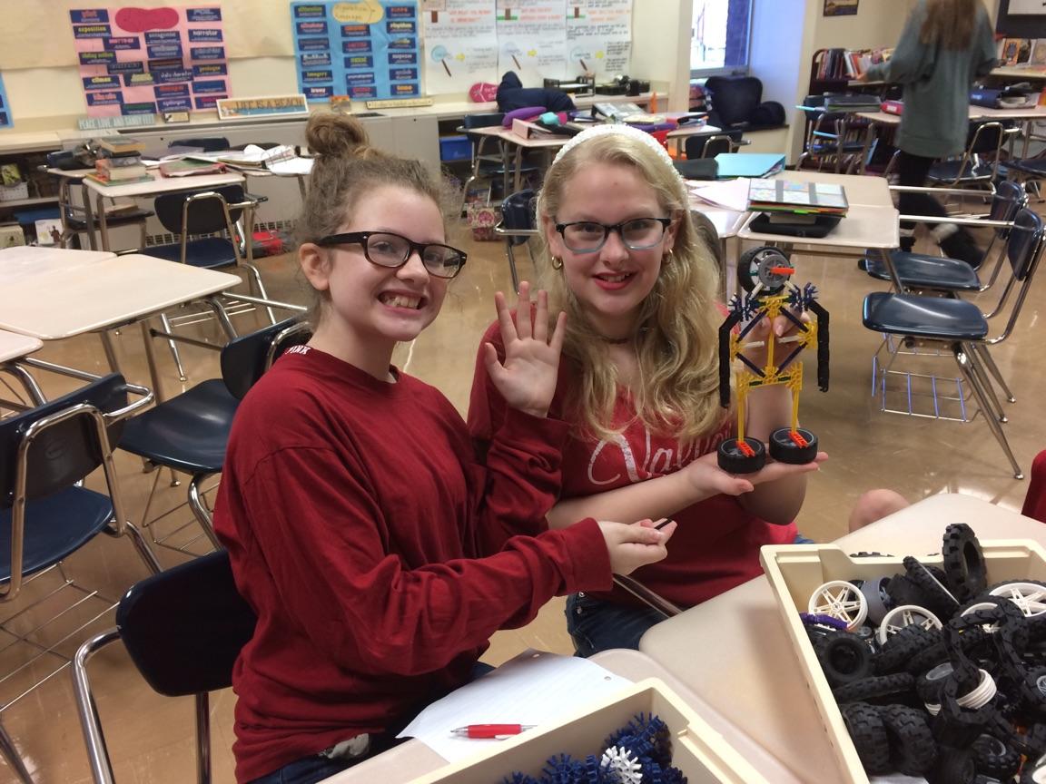 JenniferBano3's tweet photo. Venetian students collaborating to create their vision of a utopian future as they wrap up their science fiction unit of study! @SASD_IV https://t.co/MW2FdjWU34