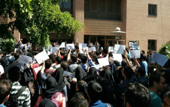 l19189's tweet photo. #دانشگاه_نفت
آقای زنگنه اگر چهار سال عمر جوانیمان را که صرف وعده شما کردیم به ما برگردانید ما هم دیگر استخدام نمی خواهیم. https://t.co/2T5eXlFo05