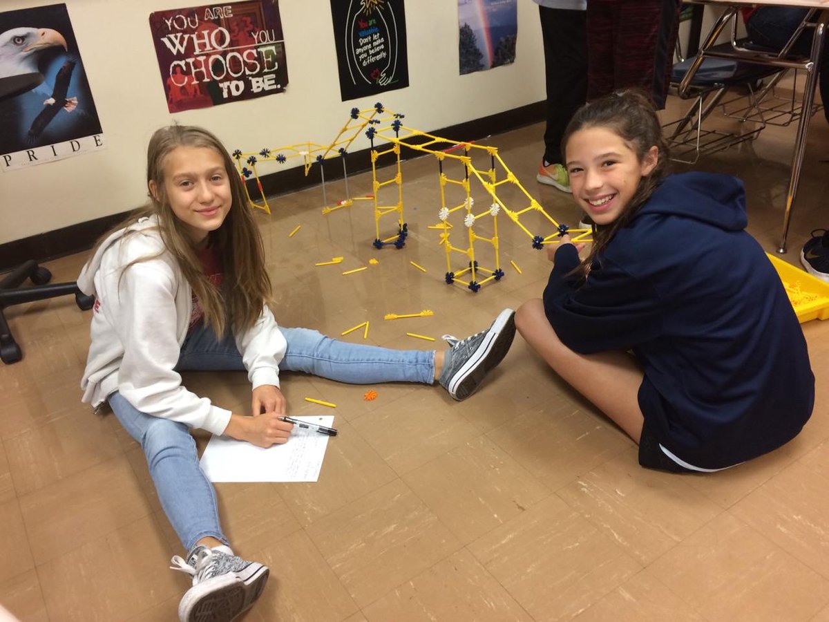 JenniferBano3's tweet photo. Venetian students collaborating to create their vision of a utopian future as they wrap up their science fiction unit of study! @SASD_IV https://t.co/MW2FdjWU34