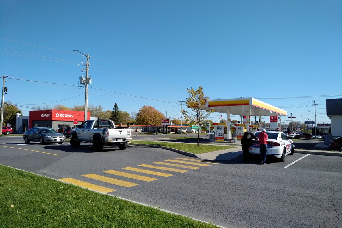 RIGHT NOW: first responders dealing with a minor fender bender on Brookdale. Vehs off the roadway. https://t.co/ZMn29xajtq