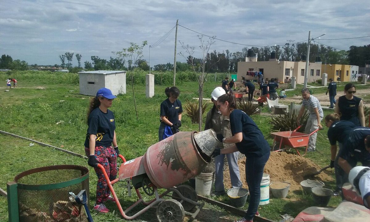 #Ahora urbanización en #SueloFirme 
Estamos trabajando con #PrudentialSeguros en  jornada de #voluntariadocorporativo 
¡Gracias por venir!