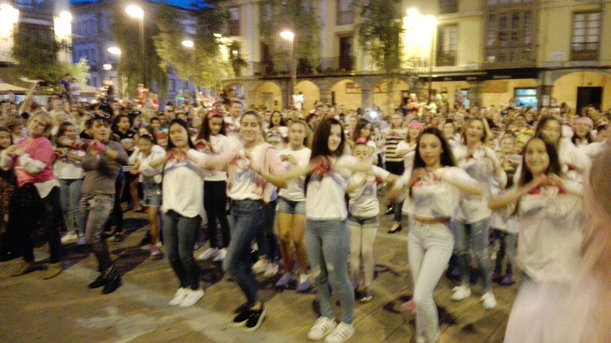 ContraCancerCAN's tweet photo. Torrelavega se vuelca por el Cáncer de Mama, impresionante!!!!#tuluchaesmilucha #sumatealrosa . https://t.co/IvdWdtErtc