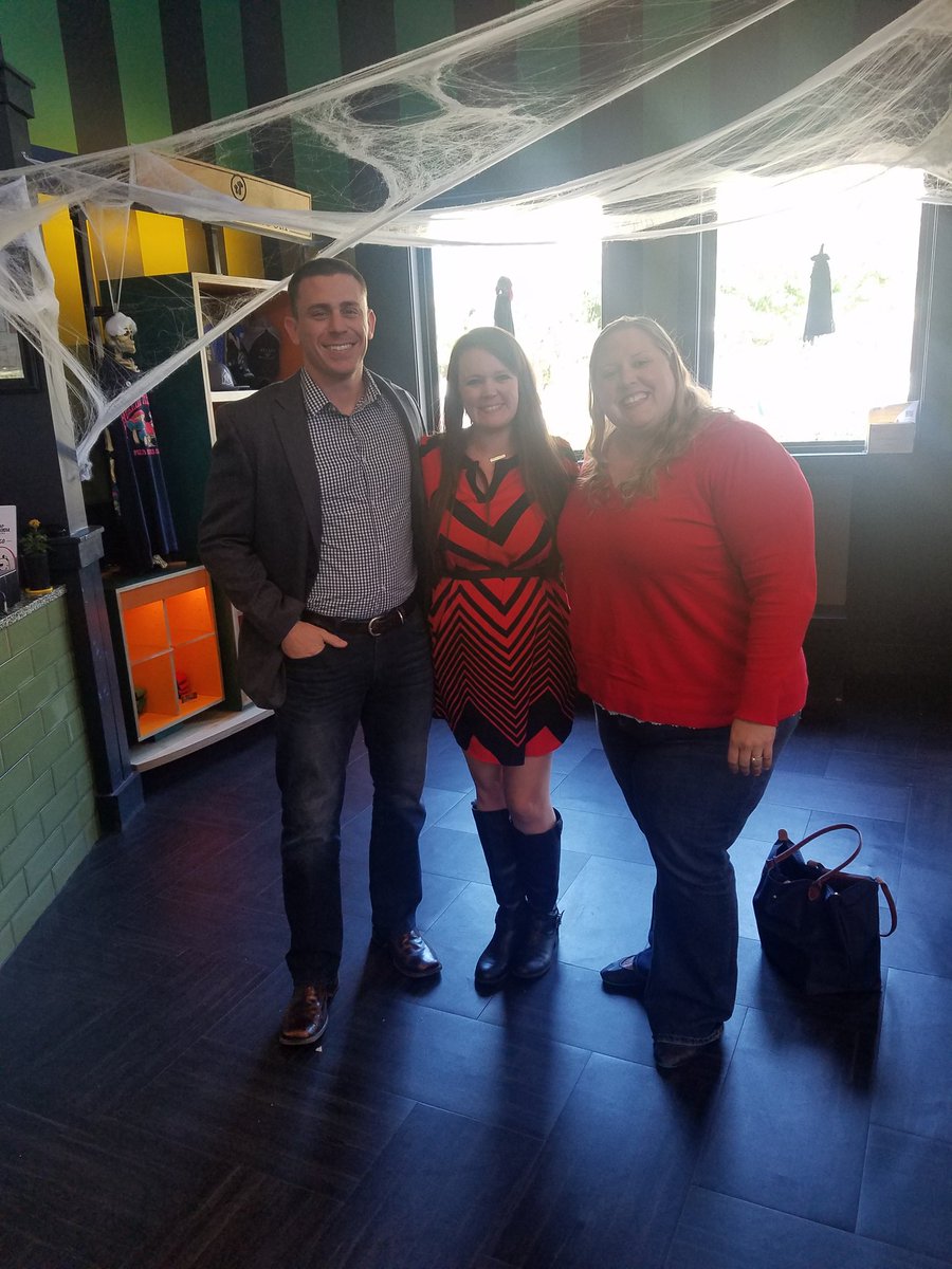 KT1SourcePres's tweet photo. Lunch w/new JWMI student Clint to welcome him to our JWMI family! @JackWelchMBA #JWMInetworking #WinningTogether  @jack_welch @SuzyWelch https://t.co/OQDGCcT8VG