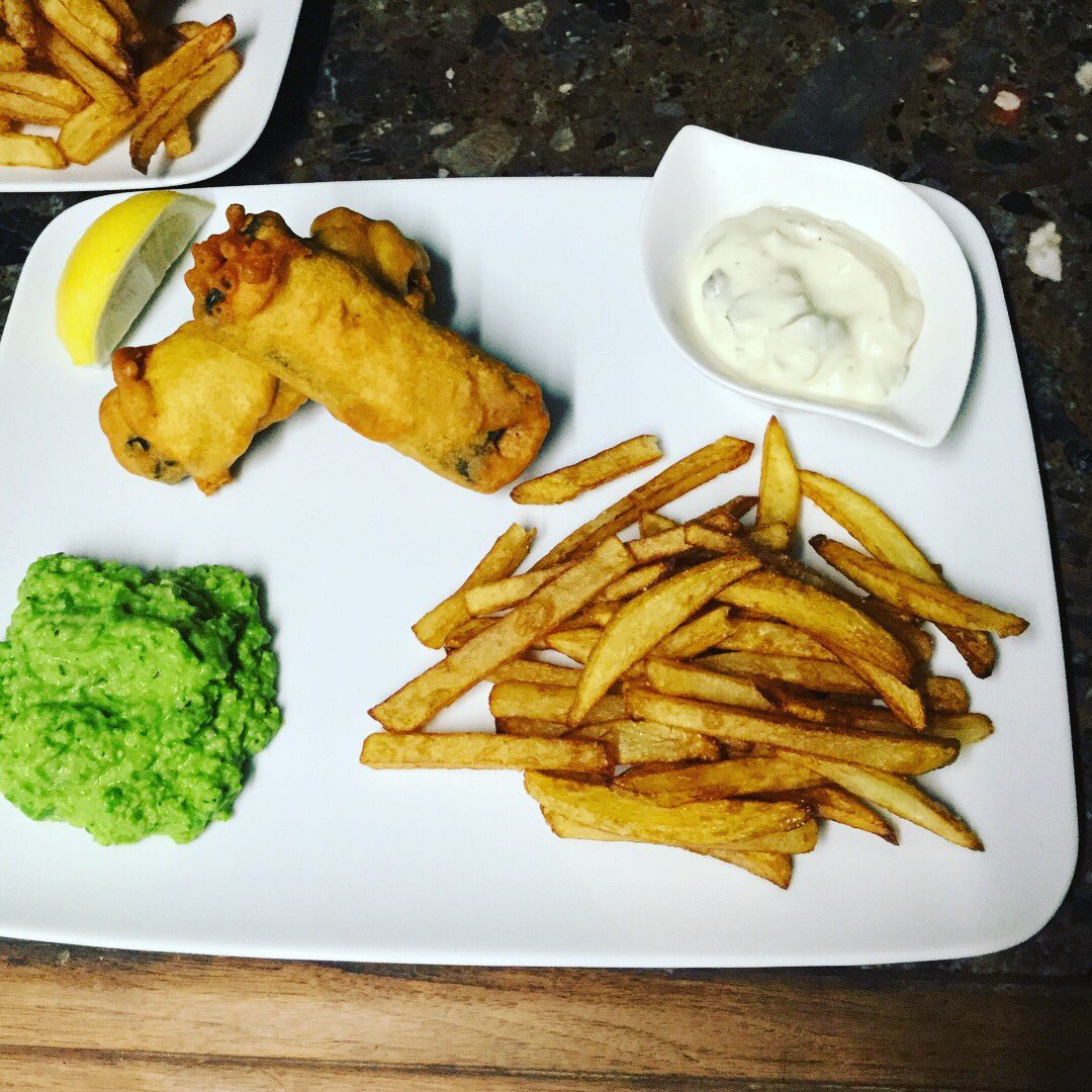 hiddenkitchenfr's tweet photo. Tonight's Main course... our Vegan "Fish" aka nori wrapped Tofu dipped in Batter, with Chips, Mint pea purée &amp; Tartare sauce

#whatveganseat https://t.co/DstA6BcgxP